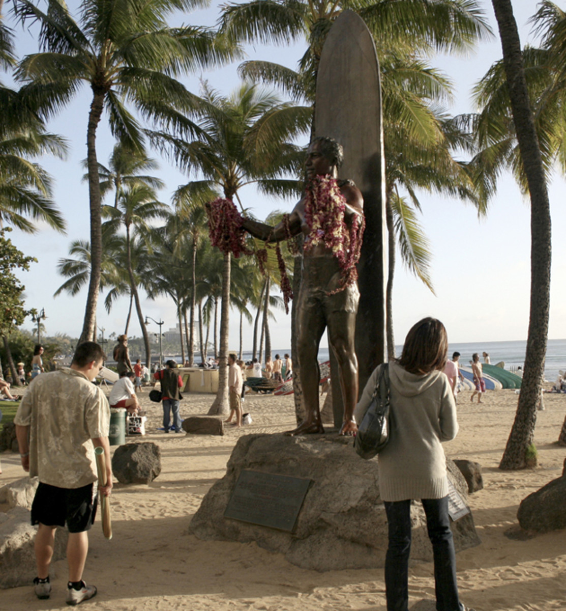 duke-kahanamoku-surfing-grandfather-history-630-2.jpg